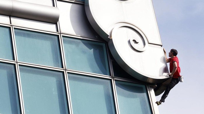 Tak Bertali di Ketinggian 508 Meter, Alex Honnold Taklukkan Taipei 101 dalam Siaran Langsung Global Foto: REUTERS/Ann Wang